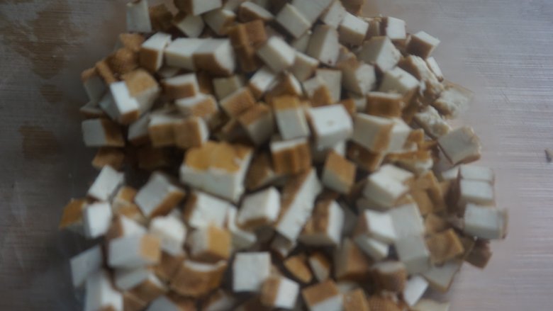 凉拌马兰头,将煮过的香干切成小丁,放入碗中