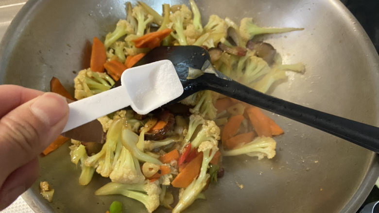 腊肉炒花菜➕腊肉胡萝卜炒花菜,尝下咸淡根据自己的口味添加少许盐,翻炒定味出锅
