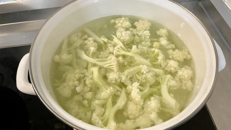 腊肉炒花菜➕腊肉胡萝卜炒花菜,坐锅烧水,水开下花菜