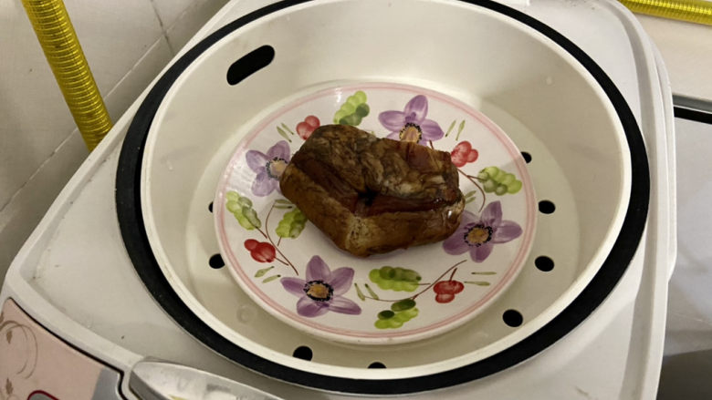 腊肉炒花菜➕腊肉胡萝卜炒花菜,腊肉清洗,上锅蒸15分钟
