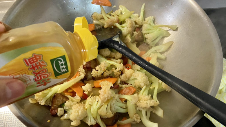 腊肉炒花菜➕腊肉胡萝卜炒花菜,加入少许太太乐鸡汁,继续中火翻炒半分钟