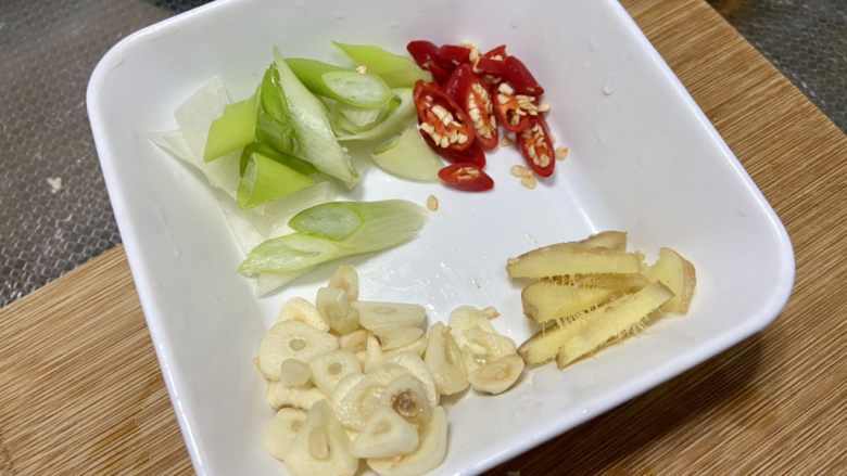 腊肉炒花菜➕腊肉胡萝卜炒花菜,葱切段,蒜切片,姜切片,小米辣切斜圈