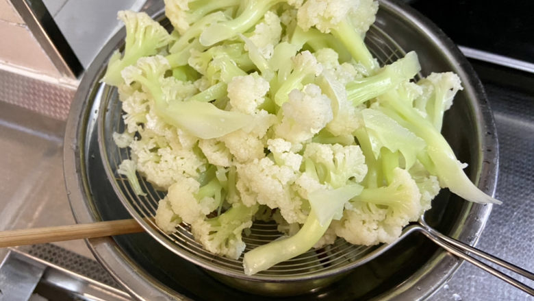 腊肉炒花菜➕腊肉胡萝卜炒花菜,烫煮一分钟,捞出过凉沥水备用