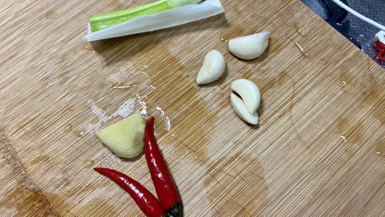 腊肉炒花菜➕腊肉胡萝卜炒花菜,葱白清洗,蒜剥皮,姜搓洗干净,小米辣洗净