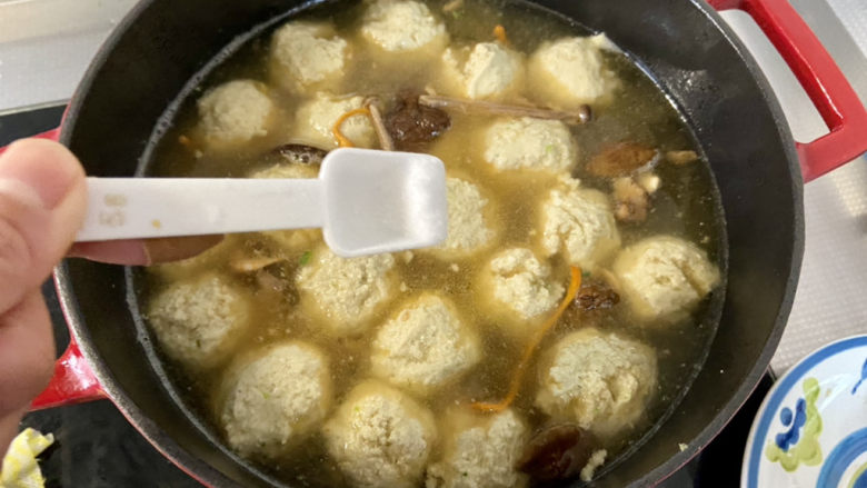 豆腐肉丸子➕香菜虾皮豆腐肉丸汤,尝下咸淡,根据个人口味添加少许盐