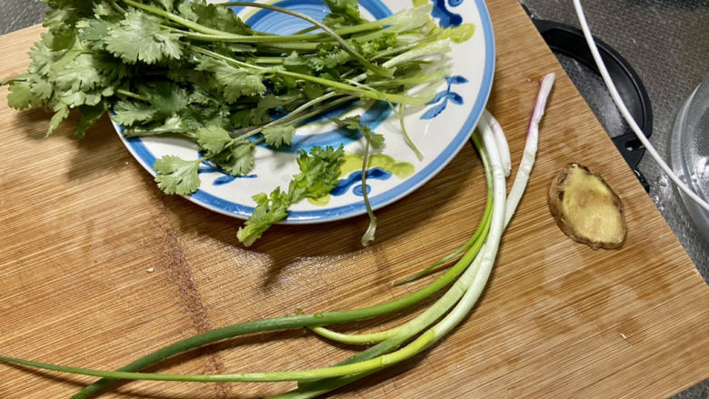 豆腐肉丸子➕香菜虾皮豆腐肉丸汤,小葱择好洗净，姜搓洗干净，香菜择好洗净