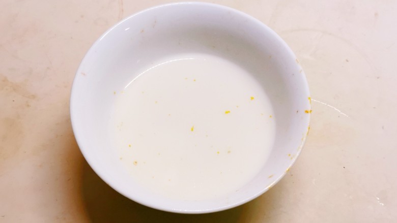 番茄牛肉面,淀粉加入清水,水淀粉备好。