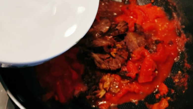 番茄牛肉面,放入一碗清水,大火烧开。