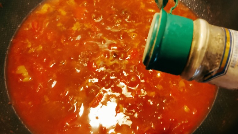 番茄牛肉面,放入<a style='color:red;display:inline-block;' href='/shicai/ 720'>胡椒粉</a>增香,关火出锅。