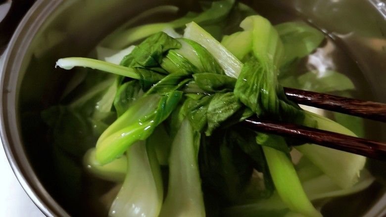 番茄牛肉面,<a style='color:red;display:inline-block;' href='/shicai/ 115'>油菜</a>择洗干净,放入开水中汆烫断生捞出。