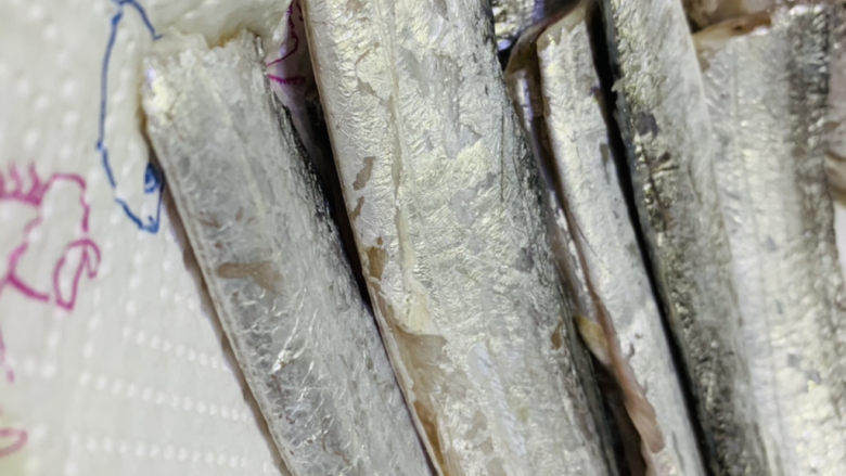 干煎带鱼,洗净的带鱼,用厨房纸吸干水分