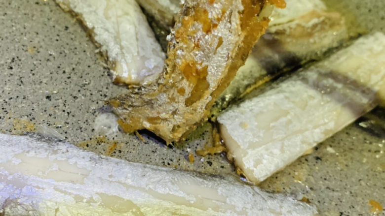 干煎带鱼,转中小火,慢煎,一面焦黄