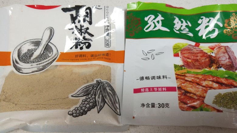 孜然肉片,加入胡椒粉,<a style='color:red;display:inline-block;' href='/shicai/ 146542'>孜然粉</a>。