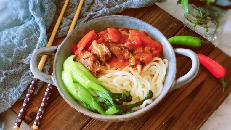 番茄牛肉面,放入油菜,拌匀即食。