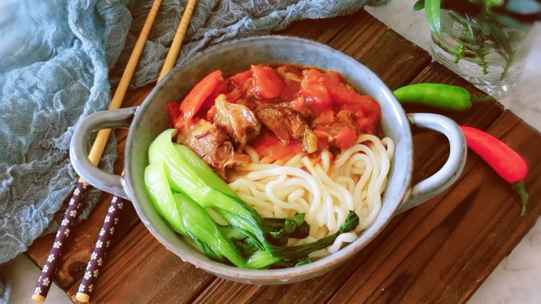 番茄牛肉面,放入油菜，拌匀即食。