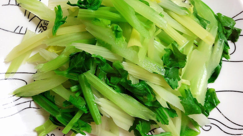 洋葱炒肉片,西芹捞出待用。