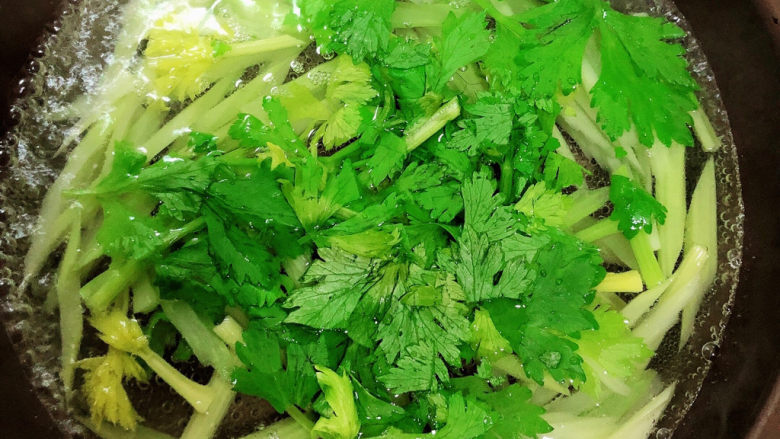 洋葱炒肉片,锅中烧开水,放入西芹烫一下。