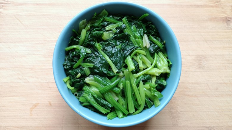 麻酱菠菜,取一个小碗,将菠菜段放入小碗压实。