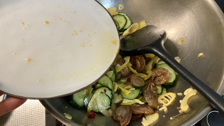 黄瓜炒腊肠➕黄瓜春笋炒腊肠,淋入蒸腊肠的汁水,中火翻炒半分钟