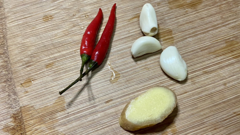 黄瓜炒腊肠➕黄瓜春笋炒腊肠,小米辣清洗,蒜剥皮,姜搓洗干净