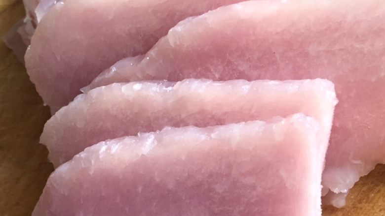 洋葱炒肉片,切片,不能顺着肉纹路切,