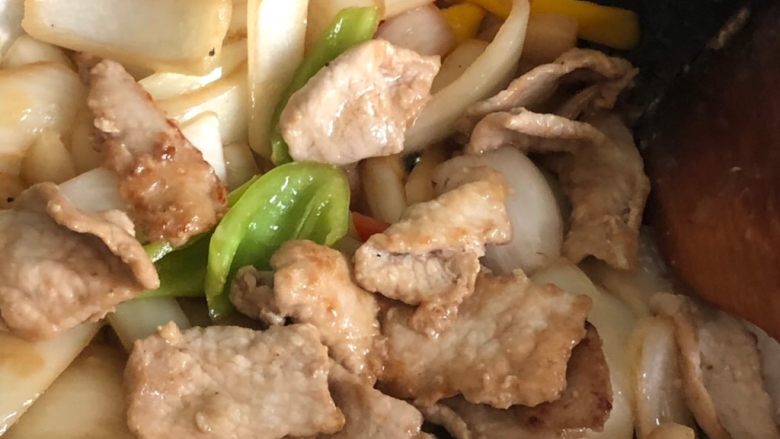 洋葱炒肉片,翻炒一下,如果喜欢软一点这时加入适量开水