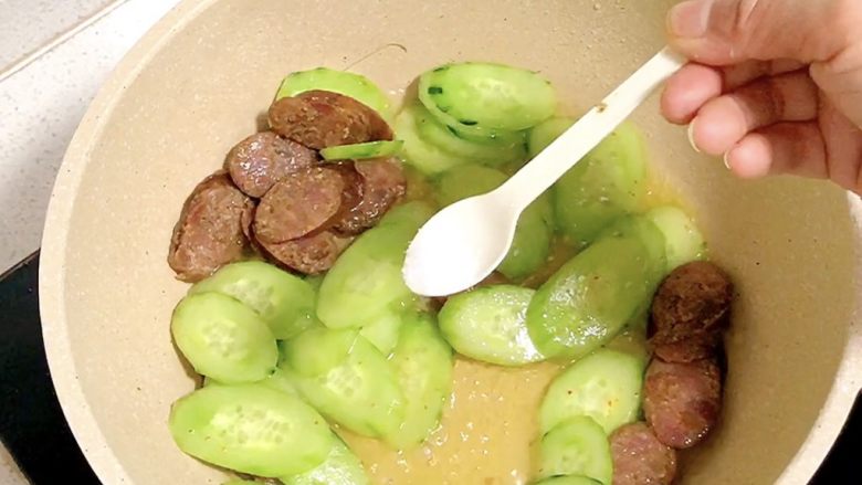 黄瓜炒腊肠,加味精，大火翻炒几下即可出锅