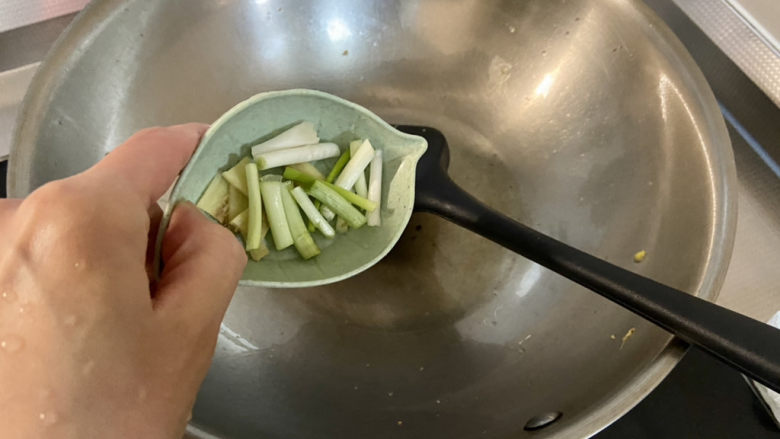 花菜炒鸡蛋➕番茄花菜炒鸡蛋,留底油,下葱白姜片小火煸香