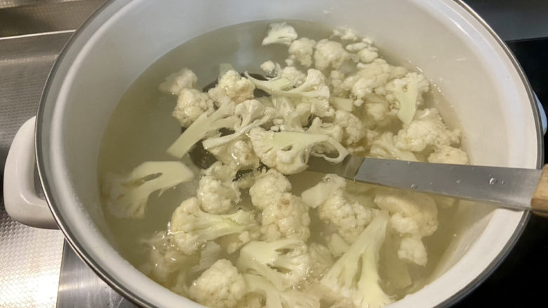 花菜炒鸡蛋➕番茄花菜炒鸡蛋,坐锅烧水,水开下花菜