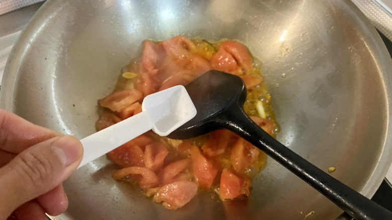 花菜炒鸡蛋➕番茄花菜炒鸡蛋,加少许食盐,中小火翻炒出汁