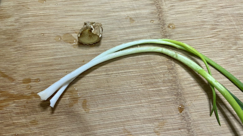 花菜炒鸡蛋➕番茄花菜炒鸡蛋,小葱择好洗净,姜搓洗干净