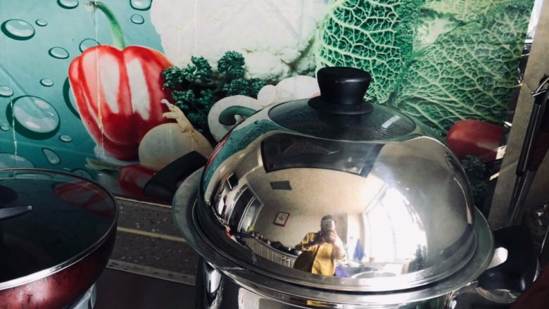 清蒸海鲈鱼,锅烧热水,开了将腌制好的鱼放笼屉上,大火蒸二十分钟,关火等三分钟