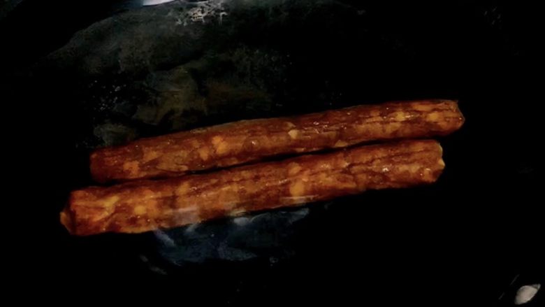 黄瓜炒腊肠,加香肠煮熟