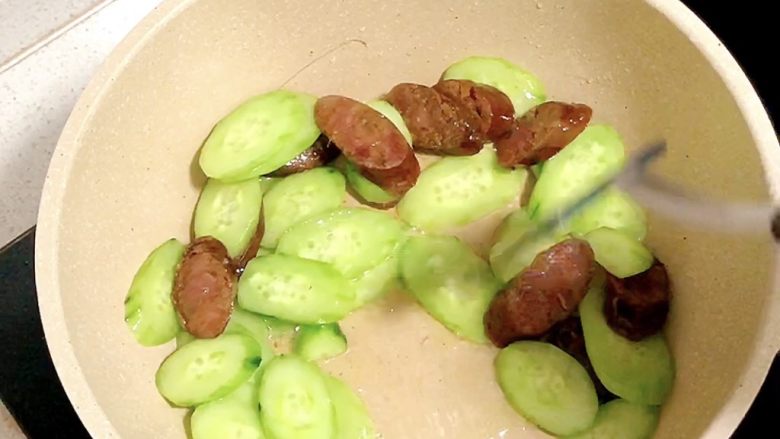 黄瓜炒腊肠,加<a style='color:red;display:inline-block;' href='/shicai/ 4536'>腊肠</a>翻炒