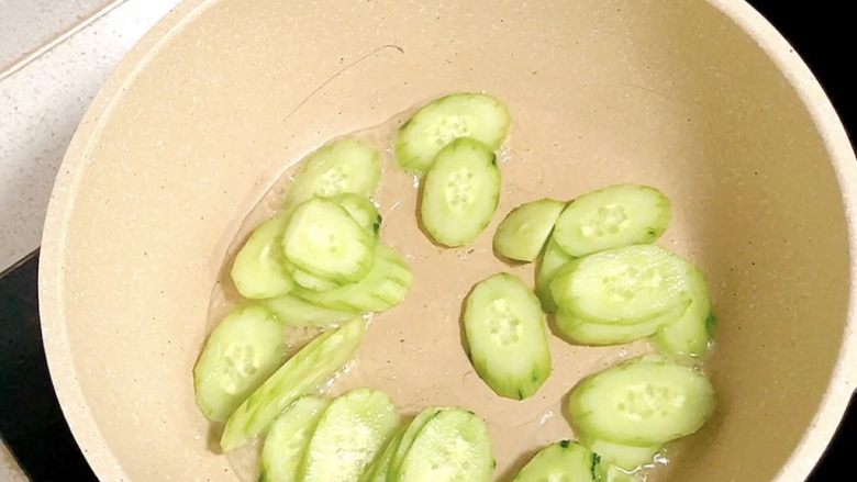 黄瓜炒腊肠,下黄瓜片翻炒
