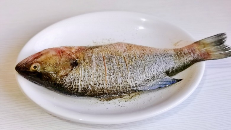 番茄鲈鱼,撒上盐,<a style='color:red;display:inline-block;' href='/shicai/ 718'>料酒</a>,胡椒粉涂抹均匀,包括鱼肚子里。
