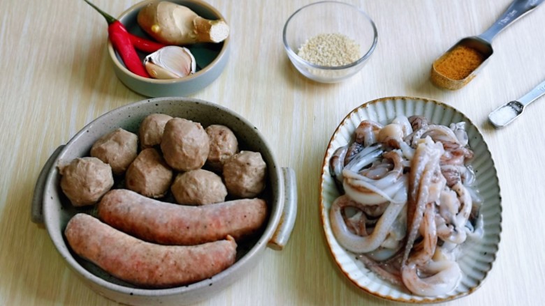 爆炒鱿鱼须,准备食材,量可以根据个人胃口增加。