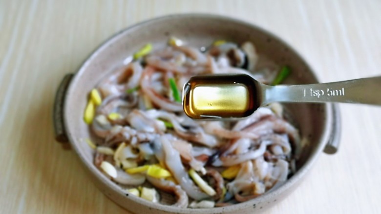 爆炒鱿鱼须,再加入<a style='color:red;display:inline-block;' href='/shicai/ 718'>料酒</a>,适当可以多一点去腥。
