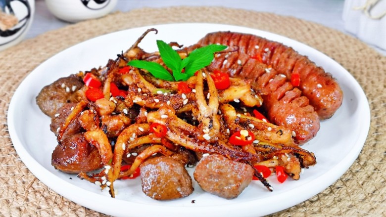 爆炒鱿鱼须,装盘即可食用,简单快手家庭版烧烤。