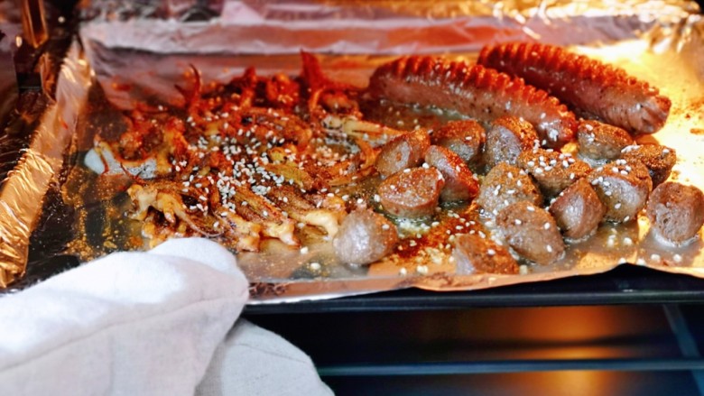 爆炒鱿鱼须,烤好后戴上隔热手套,取出烤盘,香香哒~