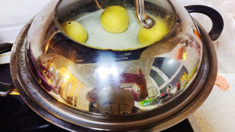 玉米馒头,开火蒸,水开后蒸15分钟,在焖五分钟