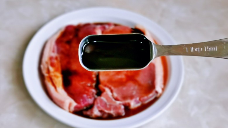 牛排意面,加入<a style='color:red;display:inline-block;' href='/shicai/ 721'>蚝油</a>,戴上食品手套按摩牛排,这一步是关键,两块牛排一定要全部吸收到酱汁。