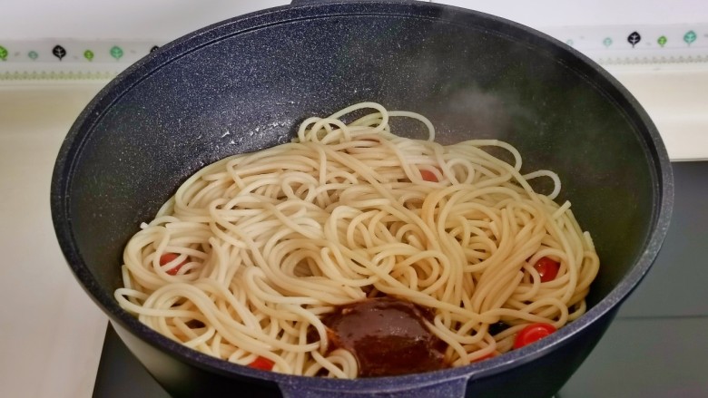 牛排意面,放入切好的小番茄煎30秒,放入煮熟的意面,再加入<a style='color:red;display:inline-block;' href='/shicai/ 7633'>黑胡椒酱</a>翻炒均匀即可。(根据个人口味增减)