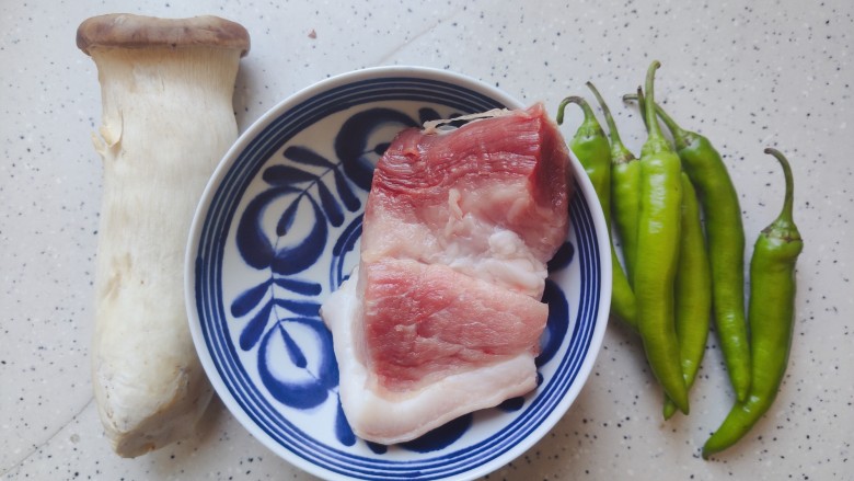 杏鲍菇炒肉片,首先我们准备好所有食材