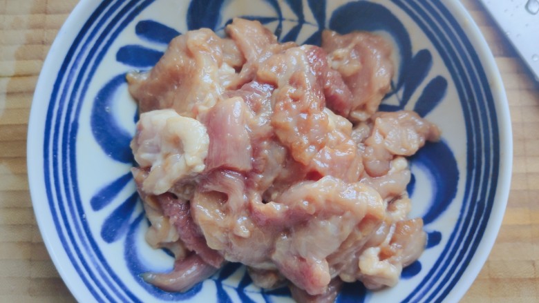 杏鲍菇炒肉片,抓均匀,腌制备用