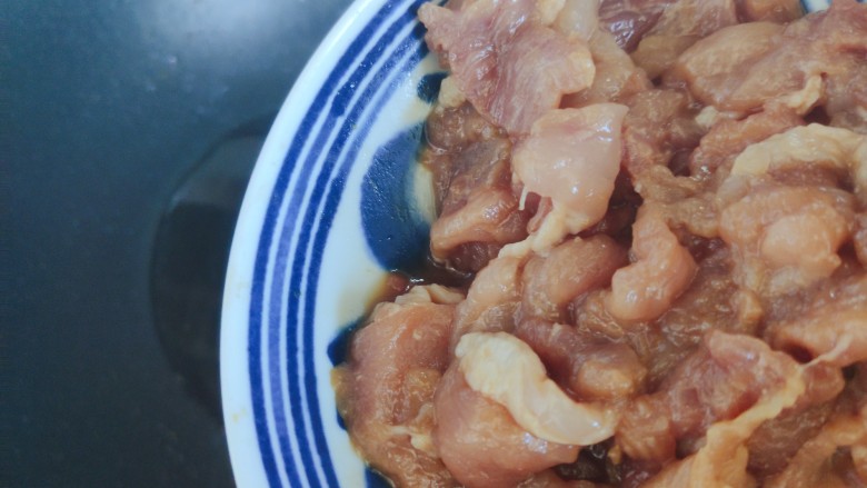 杏鲍菇炒肉片,待锅内油热,下猪肉片