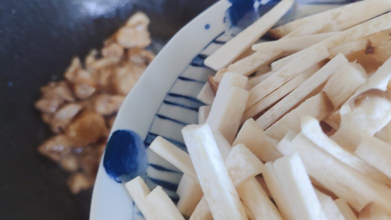 杏鲍菇炒肉片,加入杏鲍菇