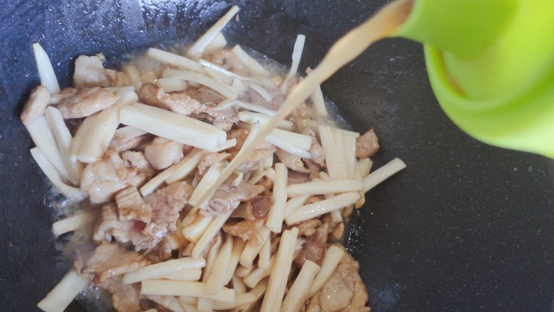 杏鲍菇炒肉片,加适量料酒