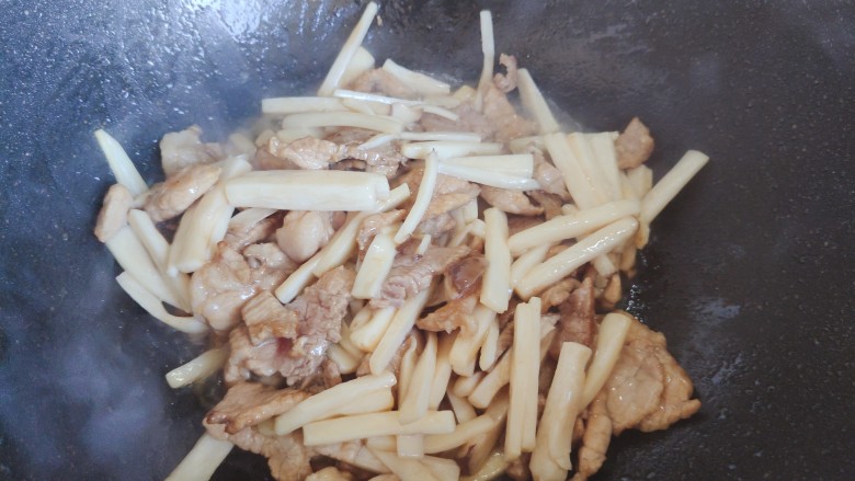 杏鲍菇炒肉片,翻炒至杏鲍菇稍稍变软,体积变小