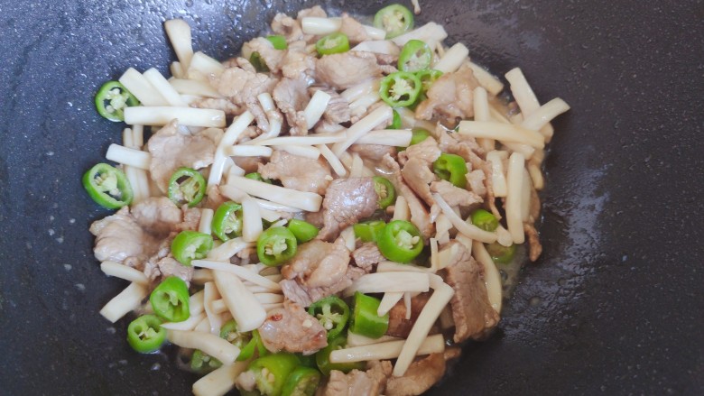 杏鲍菇炒肉片,翻炒均匀